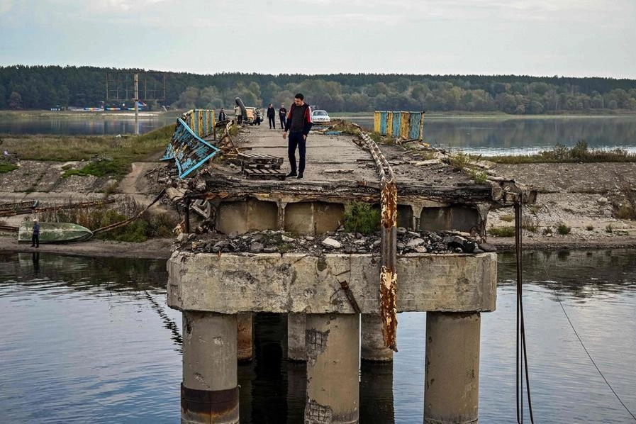 Un ponte distrutto a Kharkiv (Ansa)
