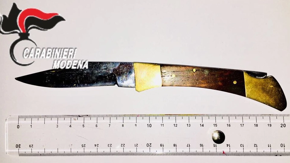 Il coltello trovato in tasca allo straniero durante la perquisizione