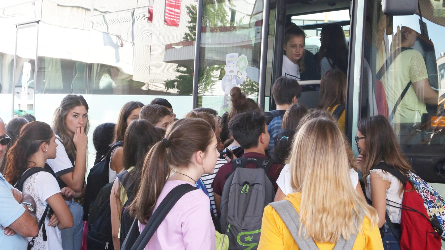 Folla di studenti in attesa di salire sull’autobus (foto Luca Ravaglia)
