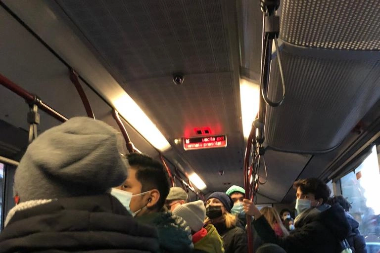 Bologna, un autobus pieno il 18 gennaio 2021: le superiori tornano in classe