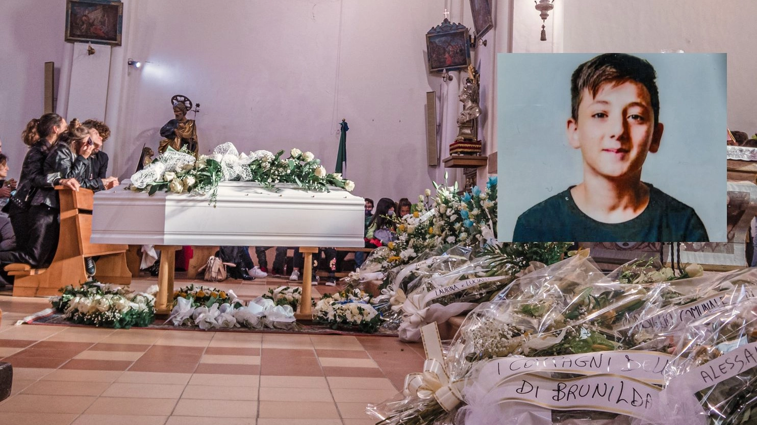 I funerali del piccolo Kristian Kazazi (nel riquadro). Foto Zeppilli