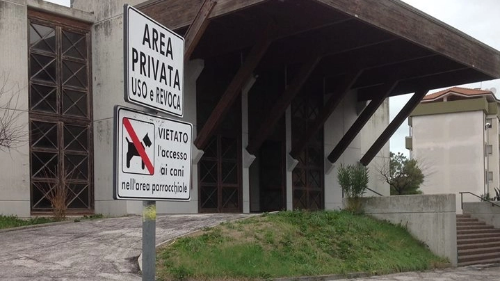 Ancona, il cartello col divieto di accesso ai cani
