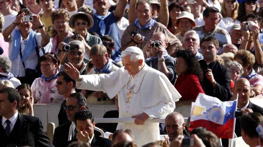 Joseph Ratzinger, eletto papa il 19 aprile 2005 dopo la morte di Giovanni Paolo II, aveva scosso il mondo intero nel 2013 con il gesto clamoroso delle dimissioni da pontefice