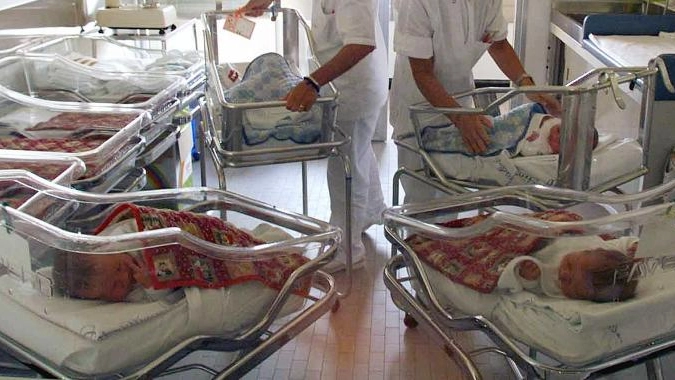 Neonati in ospedale (ansa)