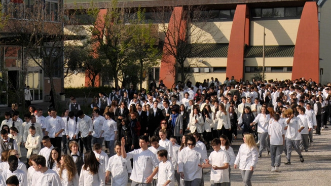 ALLARME A SCUOLA  Gli studenti all’uscita dell’Alberghiero Savioli di Riccione