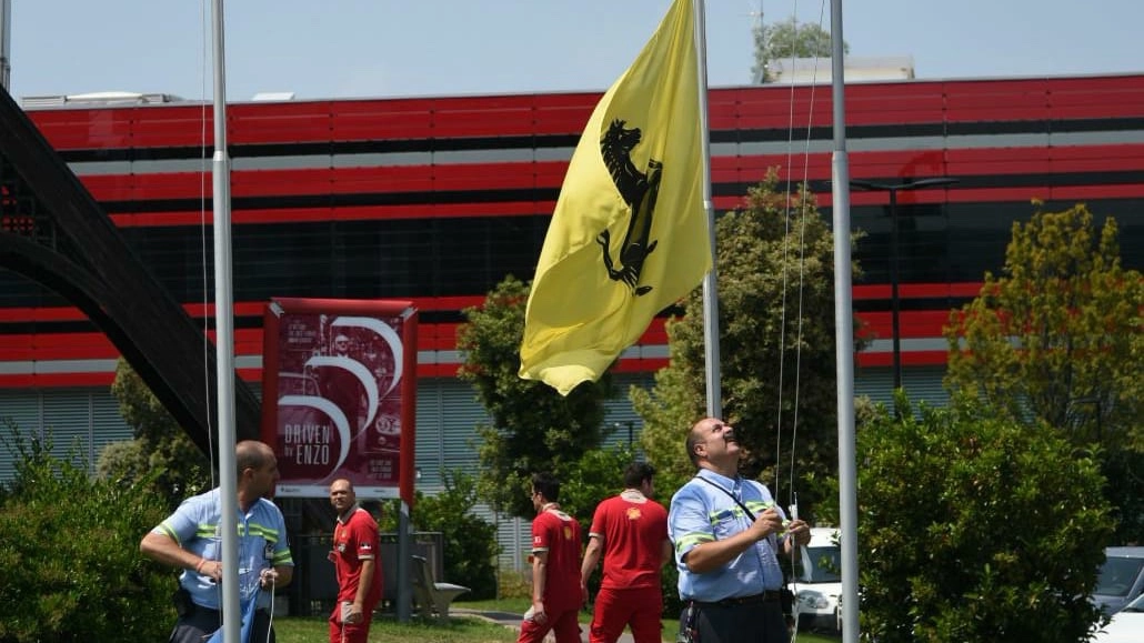 Le bandiere con il Cavallino vengono abbassate (foto Fiocchi)