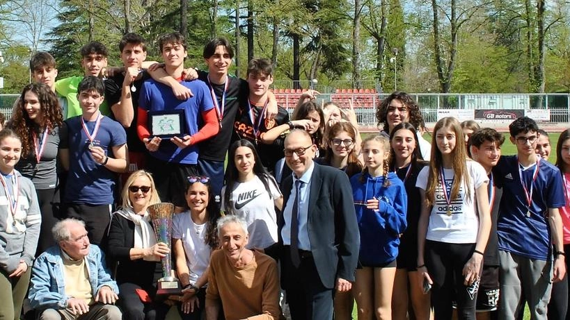 La prima edizione del Memorial ‘Graziano Sentimenti’ di atletica a Imola è stata un successo, con gare riservate agli studenti delle scuole superiori locali e il polo liceale che ha vinto il trofeo. L'evento è stato elogiato e si prevede un ritorno nel 2025.