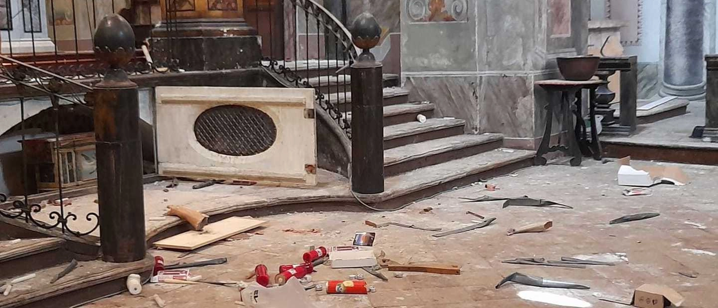 Tantissimi danni causati dal raid vandalico commesso da ignoti all’interno della chiesa della Piazzarola. Sul posto anche la Scientifica