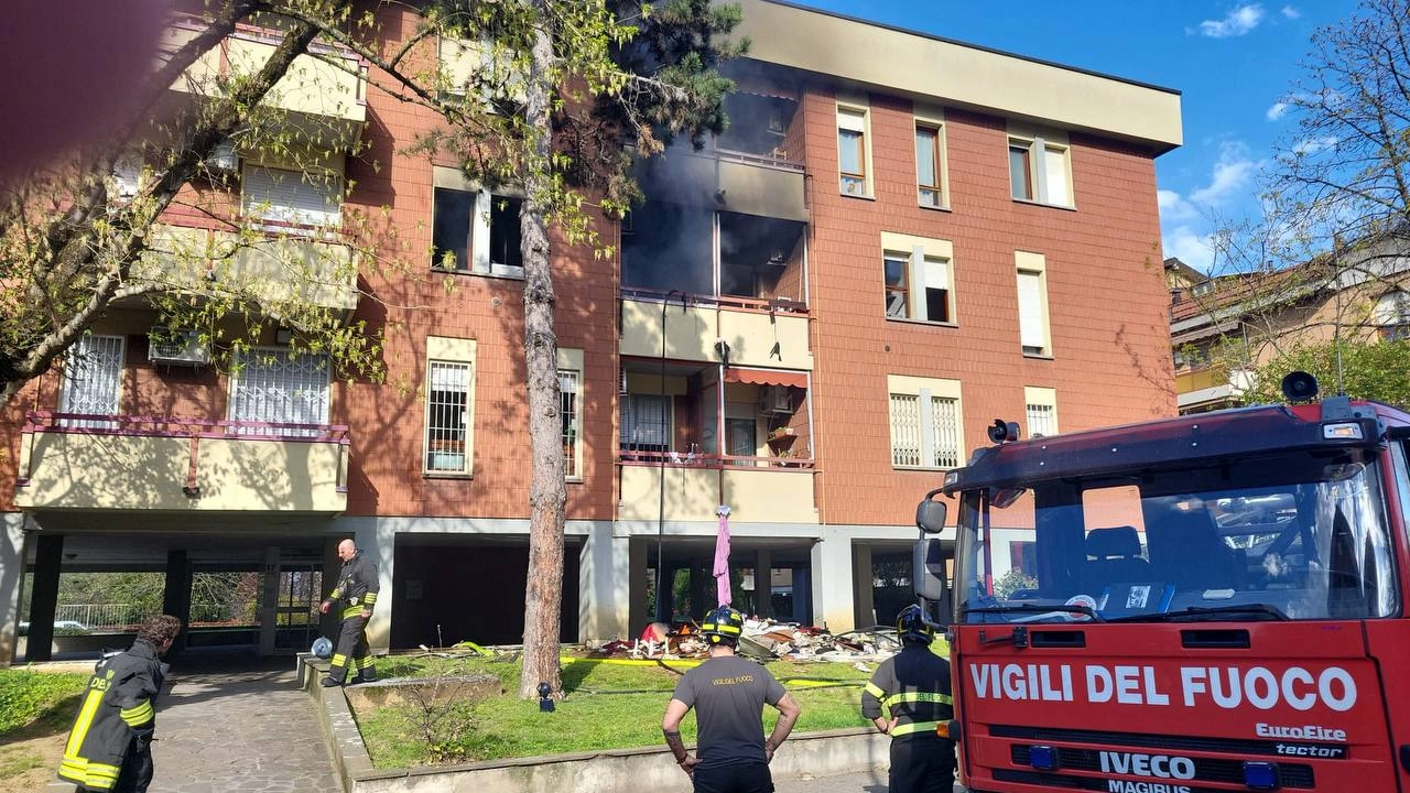 L'incendio che è scoppiato in un condominio a San Lazzaro, in provincia di Bologna