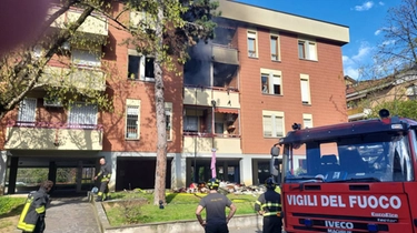 Incendio oggi a Bologna: condominio evacuato, in due all’ospedale per ustioni e il fumo inalato