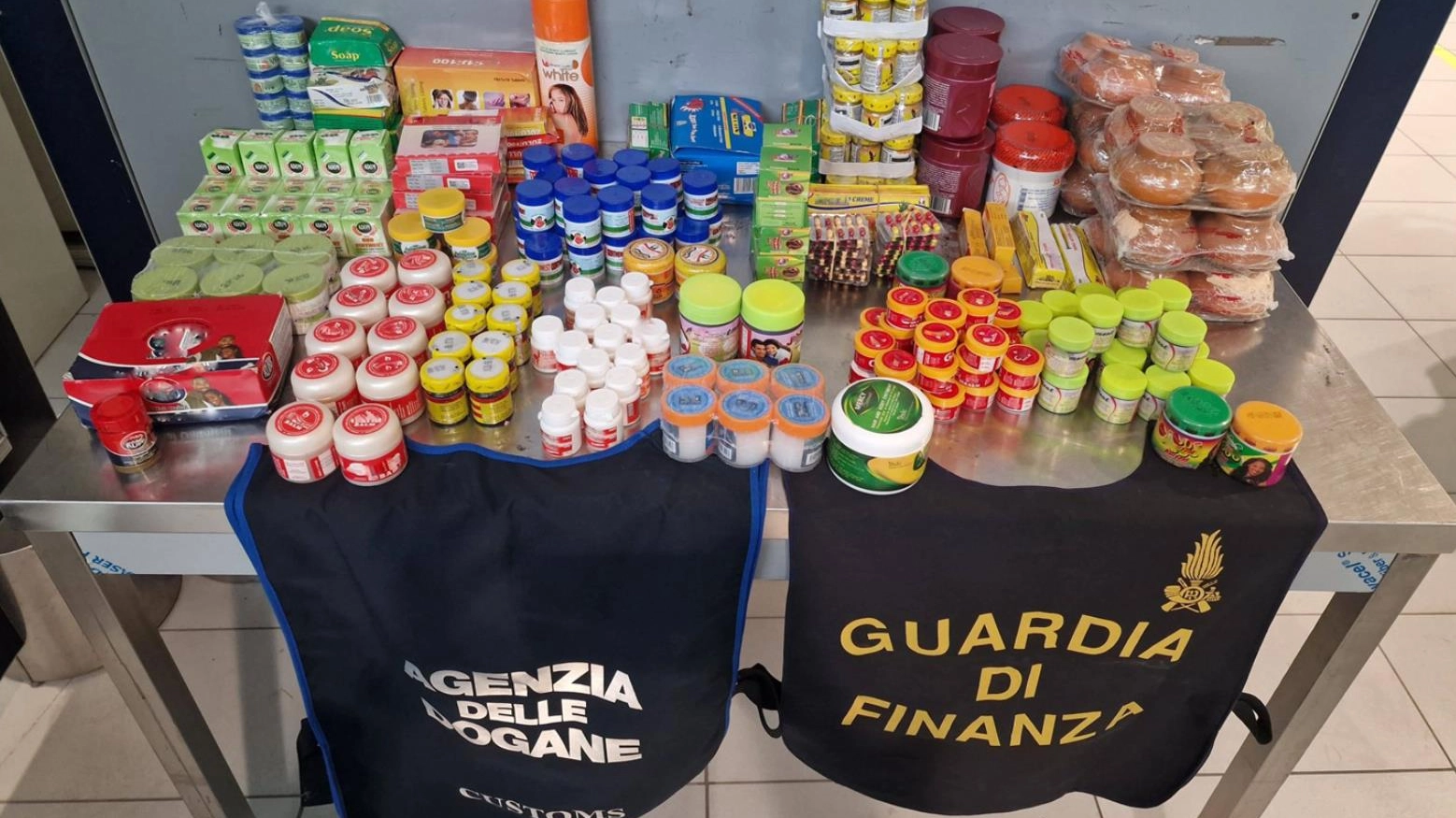 Oltre 2mila farmaci illegali sequestrati in aeroporto a Bologna
