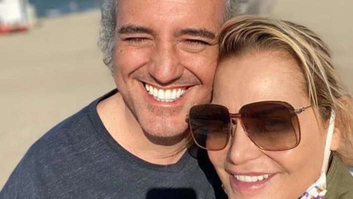 Giovanni Terzi e Simona Ventura in posa per un selfie sulla spiaggia di Rimini