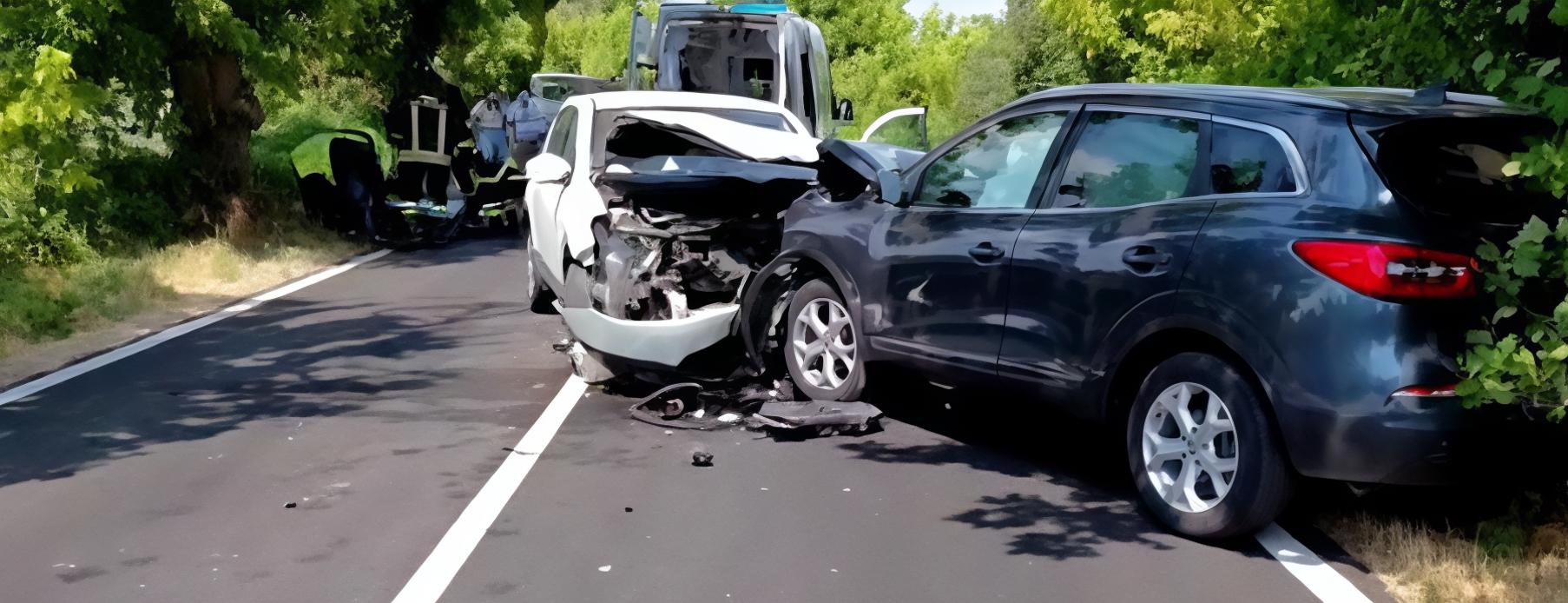 Schianto frontale tra auto, ferite tre persone Schianto frontale tra auto, ferite tre persone