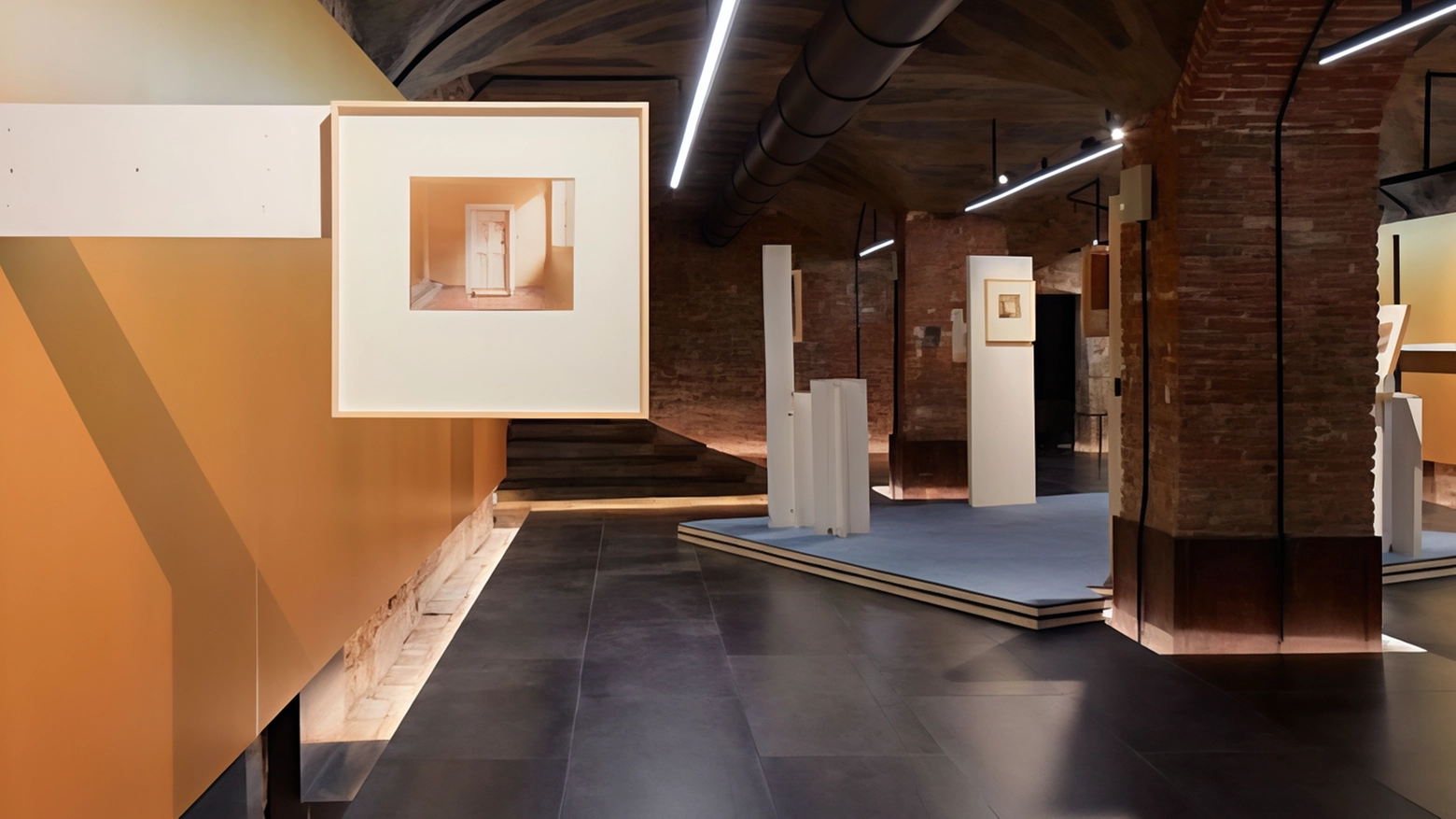 La mostra "Luigi Ghirri. Atelier Morandi" a Palazzo Bentivoglio presenta le fotografie inedite del grande fotografo, offrendo un viaggio emotivo nello studio di Giorgio Morandi. Un'installazione ecologica e suggestiva che celebra entrambi gli artisti.
