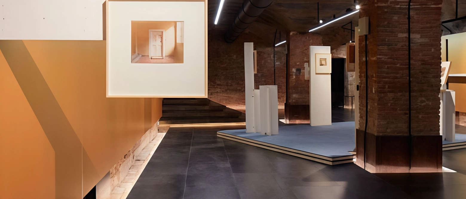 La mostra "Luigi Ghirri. Atelier Morandi" a Palazzo Bentivoglio presenta le fotografie inedite del grande fotografo, offrendo un viaggio emotivo nello studio di Giorgio Morandi. Un'installazione ecologica e suggestiva che celebra entrambi gli artisti.