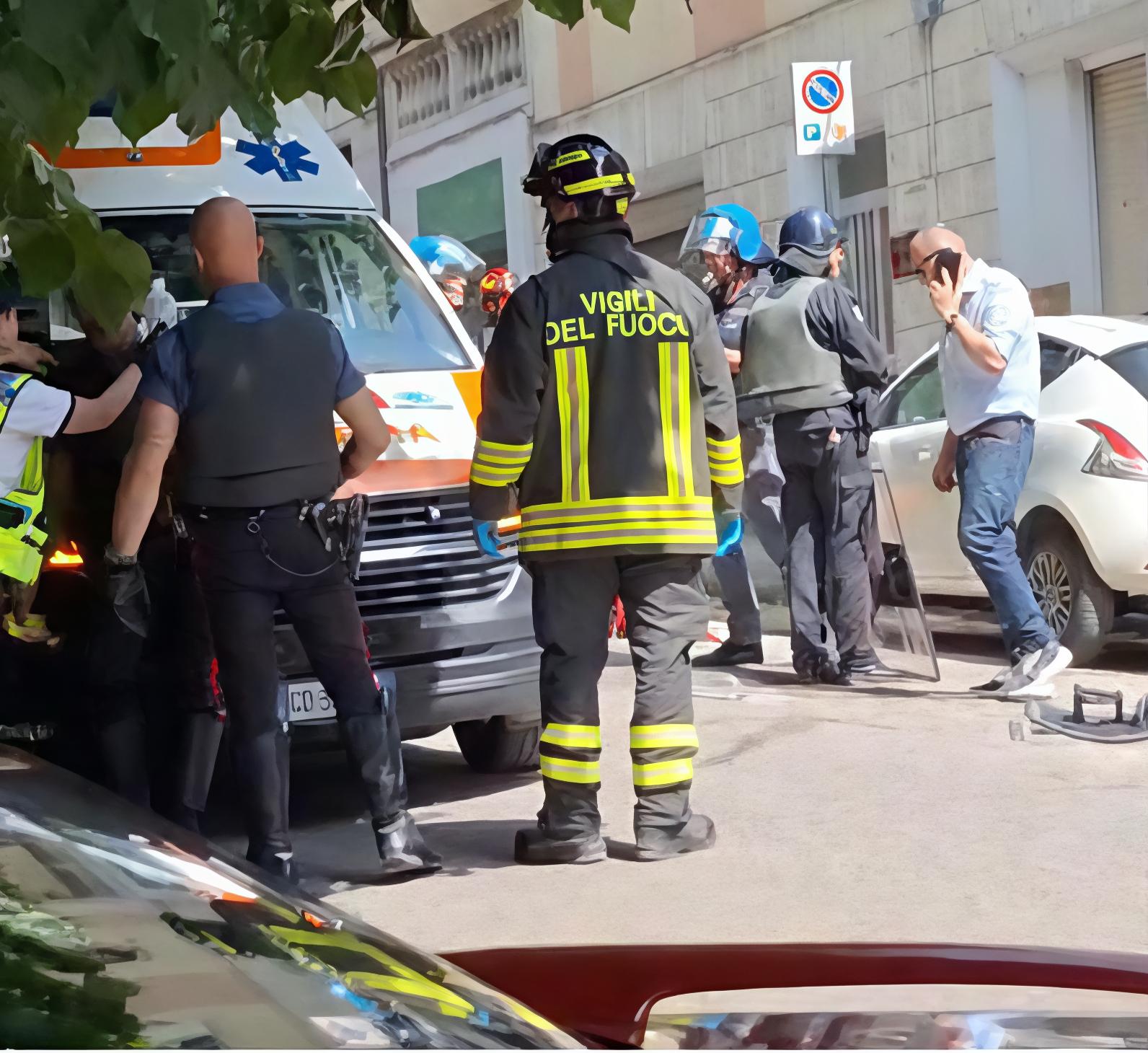 Si ribella allo sfratto, si barrica in casa. Con un coltello ferisce un carabiniere Si ribella allo sfratto, si barrica in casa. Con un coltello ferisce un carabiniere
