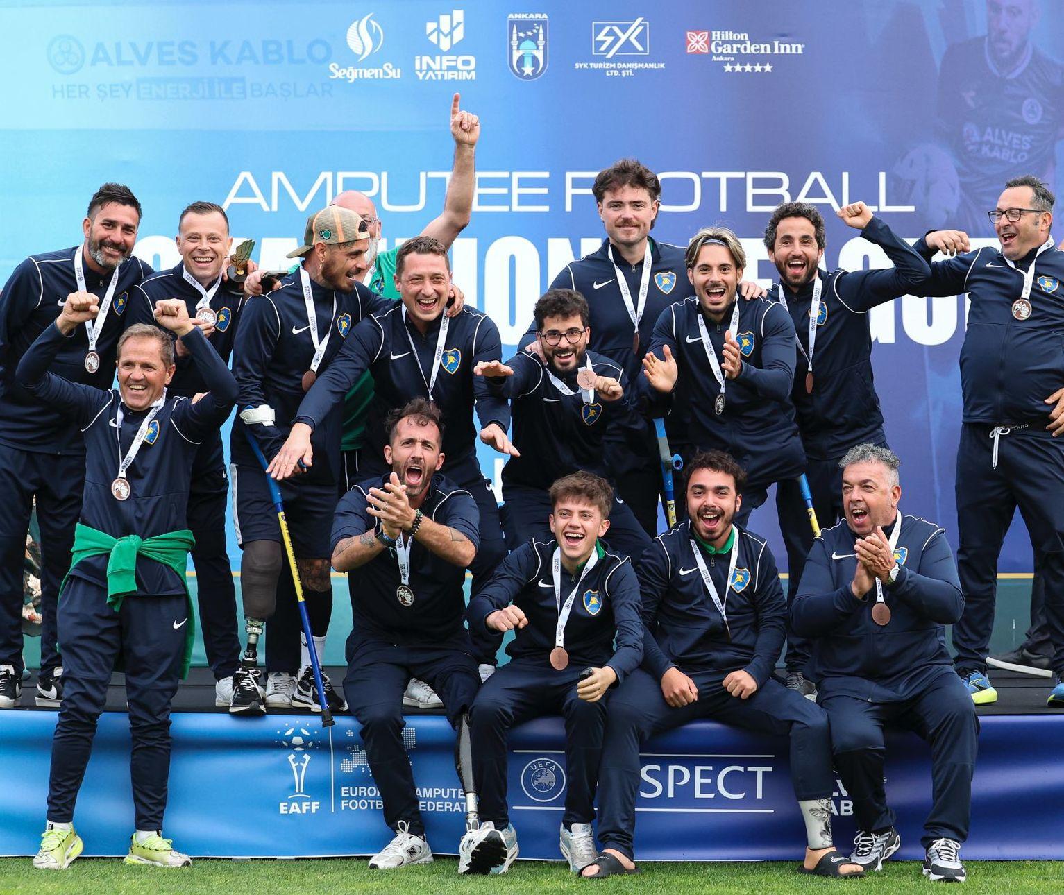 Paolo Palazzi guida il Fano calcio amputati al bronzo in Champions League Paolo Palazzi guida il Fano calcio amputati al bronzo in Champions League