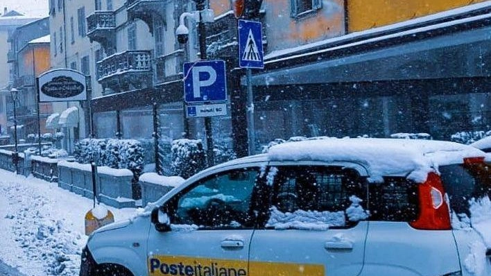 Poste Italiane si prepara alle nevicate con autoveicoli idonei e un sistema di sicurezza per garantire consegne puntuali anche nelle zone montane. Introduce la richiesta volontaria di soccorso per i portalettere tramite palmari.