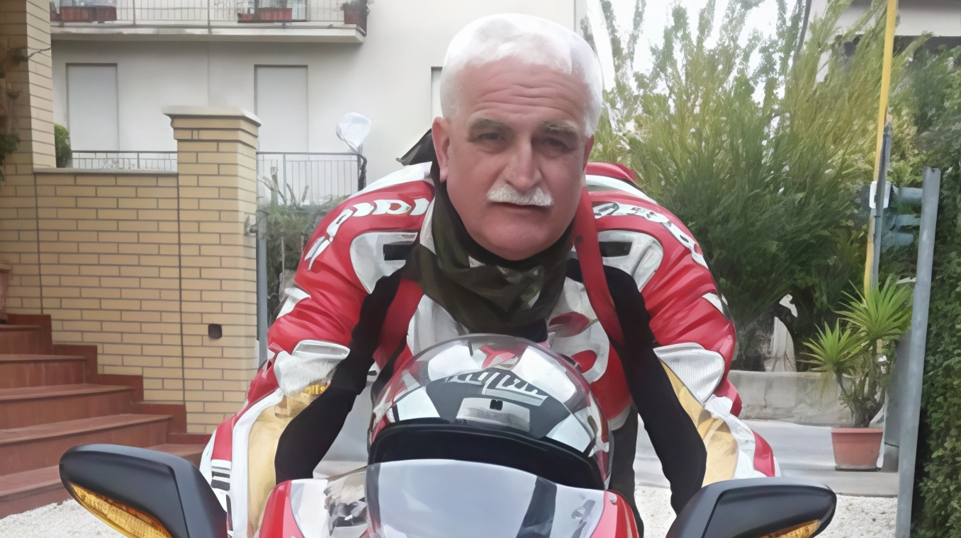 Il 69enne di Montecassiano mentre transitava in moto verso Treia ha impattato contro una Ford Puma: a bordo c’erano la moglie e la mamma del sindaco Capponi.