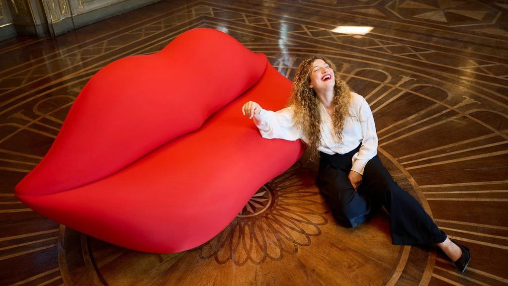 Il sofà, conosciuto come ‘Marilyn’ dalla diva che probabilmente lo ispirò, è stato animato da Motion Italia, azienda forlivese nata nel 1998 e divenuta leader nella progettazione di meccanismi relax