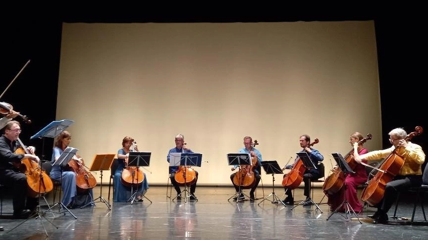 ‘Gli 8 violoncelli di Torino’ con Rosso. La grande musica da Bach a Morricone