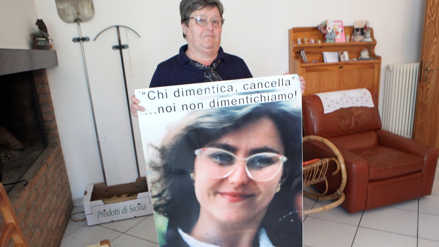 Marisa Degli Angeli con la foto di sua figlia Cristina Golinucci, scomparsa il 1° settembre del 1992, a 21 anni: doveva incontrare un frate, ma non si è mai presentata