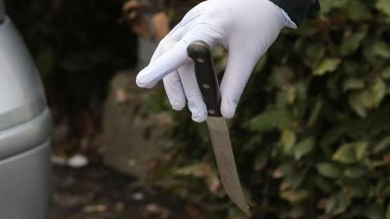 Un coltello sequestrato dagli inquirenti (foto d'archivio)