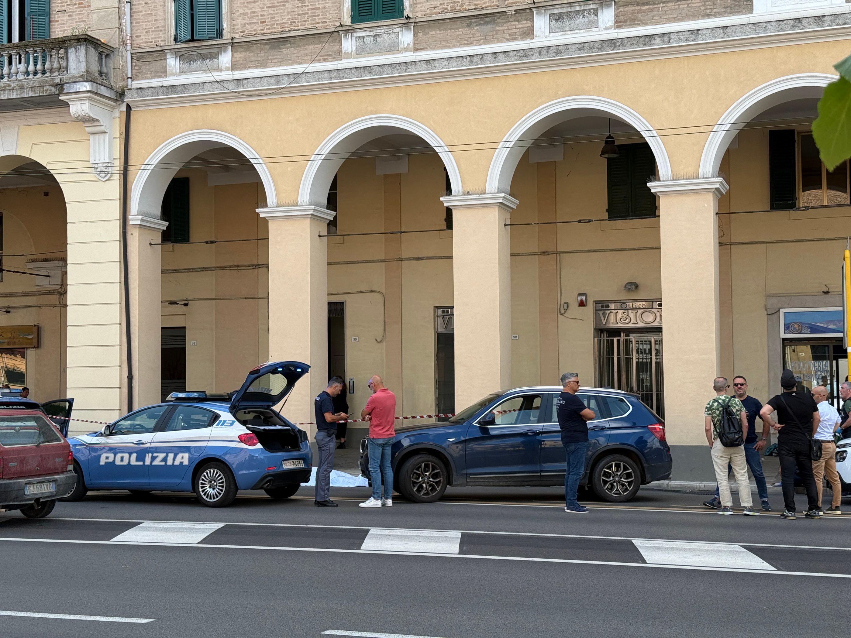 Volo choc agli Archi, precipita dal quarto piano: il 48enne muore in strada Volo choc agli Archi, precipita dal quarto piano: il 48enne muore in strada