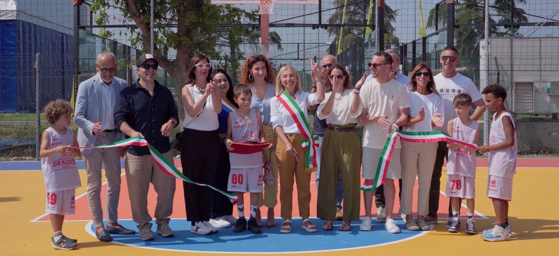 Cattolica, la sindaca va a canestro. Inaugurato il playground Cattolica, la sindaca va a canestro. Inaugurato il playground