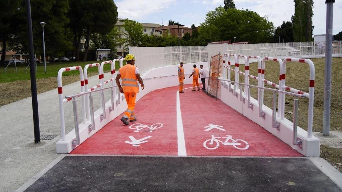 Apre il sottopasso ciclabile sulla Statale 16 a Rimini, migliorando la sicurezza per pedoni e ciclisti. Il semaforo pedonale sarà dismesso a breve. Nuovi parcheggi in arrivo in città.