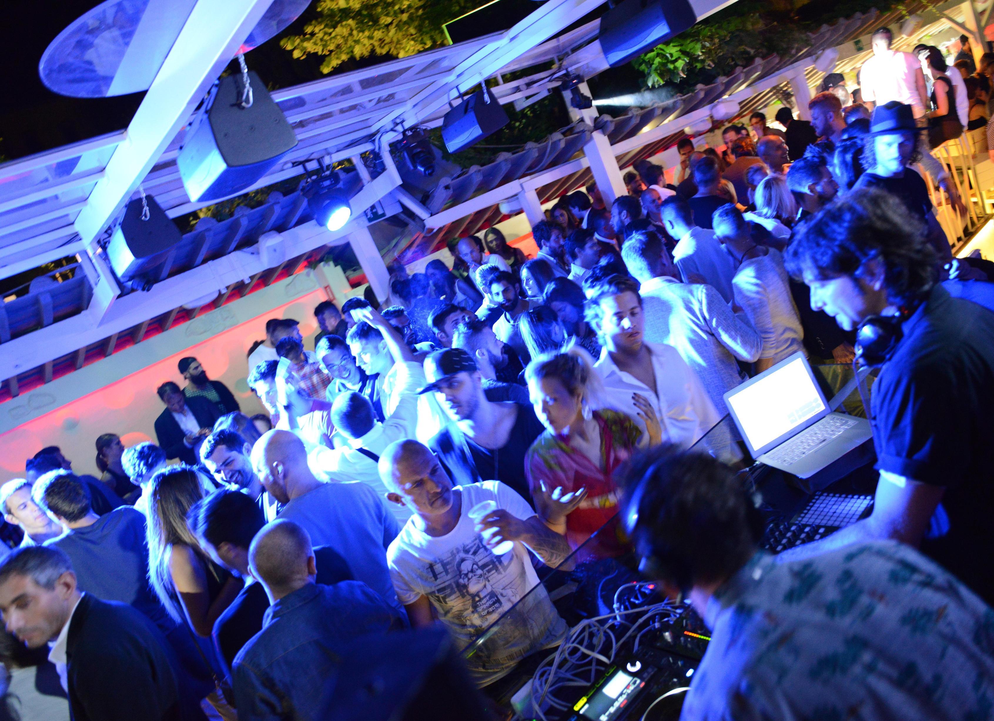 Le mani addosso in discoteca. Palpeggia ragazza, 55enne condannato a quattro anni Le mani addosso in discoteca. Palpeggia ragazza, 55enne condannato a quattro anni