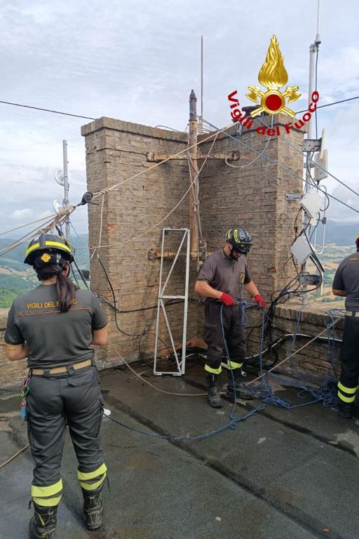 Scultura pericolante sulla torre campanaria: intervengono i vigili del fuoco Scultura pericolante sulla torre campanaria: intervengono i vigili del fuoco