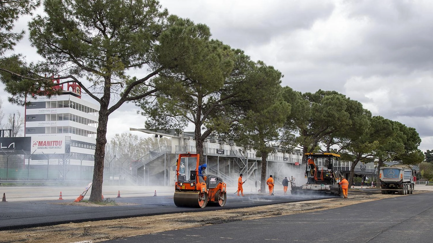 In corso i lavori di asfaltatura del piazzale di via Malsicura dietro le tribune centrali dell’Autodromo di Imola, per migliorare l'accessibilità e il comfort dei visitatori, con una spesa di oltre 140mila euro a carico di Formula Imola.