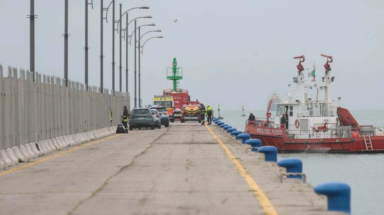 Auto finisce in mare, le operazioni al porto per trovare il corpo della persona alla guida (foto Zani)