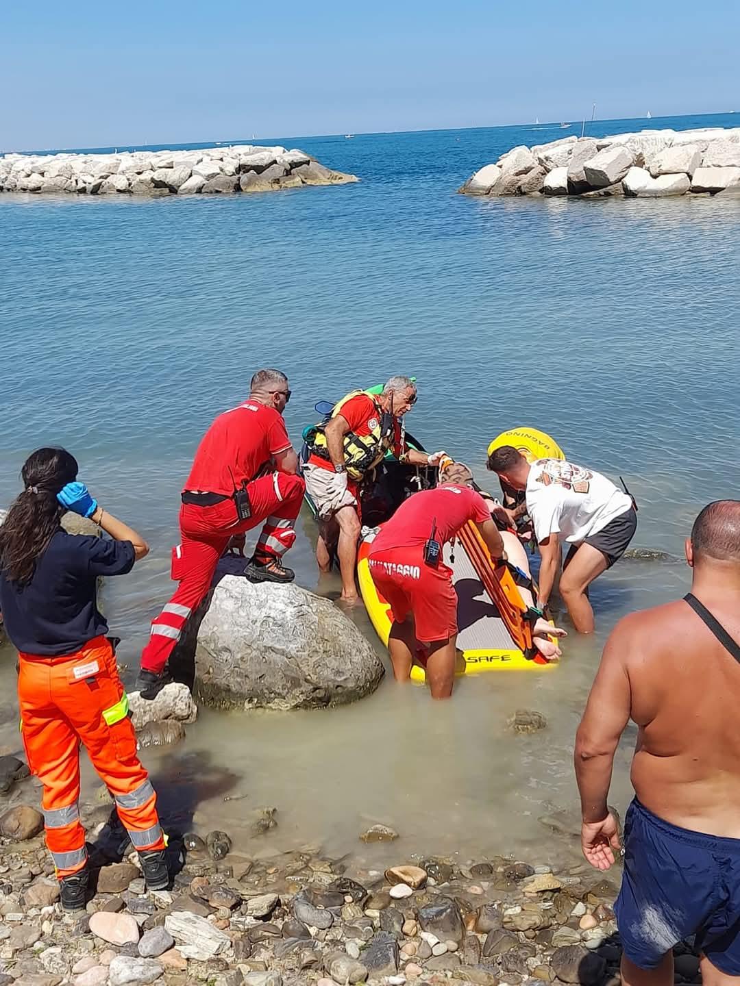 Sorella e fratellino rischiano d’annegare: la bagnina li salva con il pattino Sorella e fratellino rischiano d’annegare: la bagnina li salva con il pattino