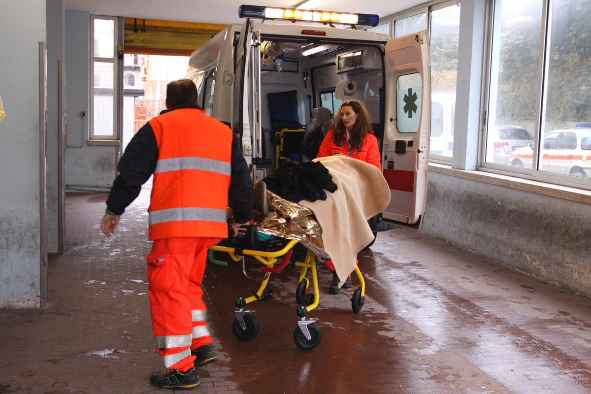 Colpisce e ferisce due parenti con una fiocina e fugge Colpisce e ferisce due parenti con una fiocina e fugge