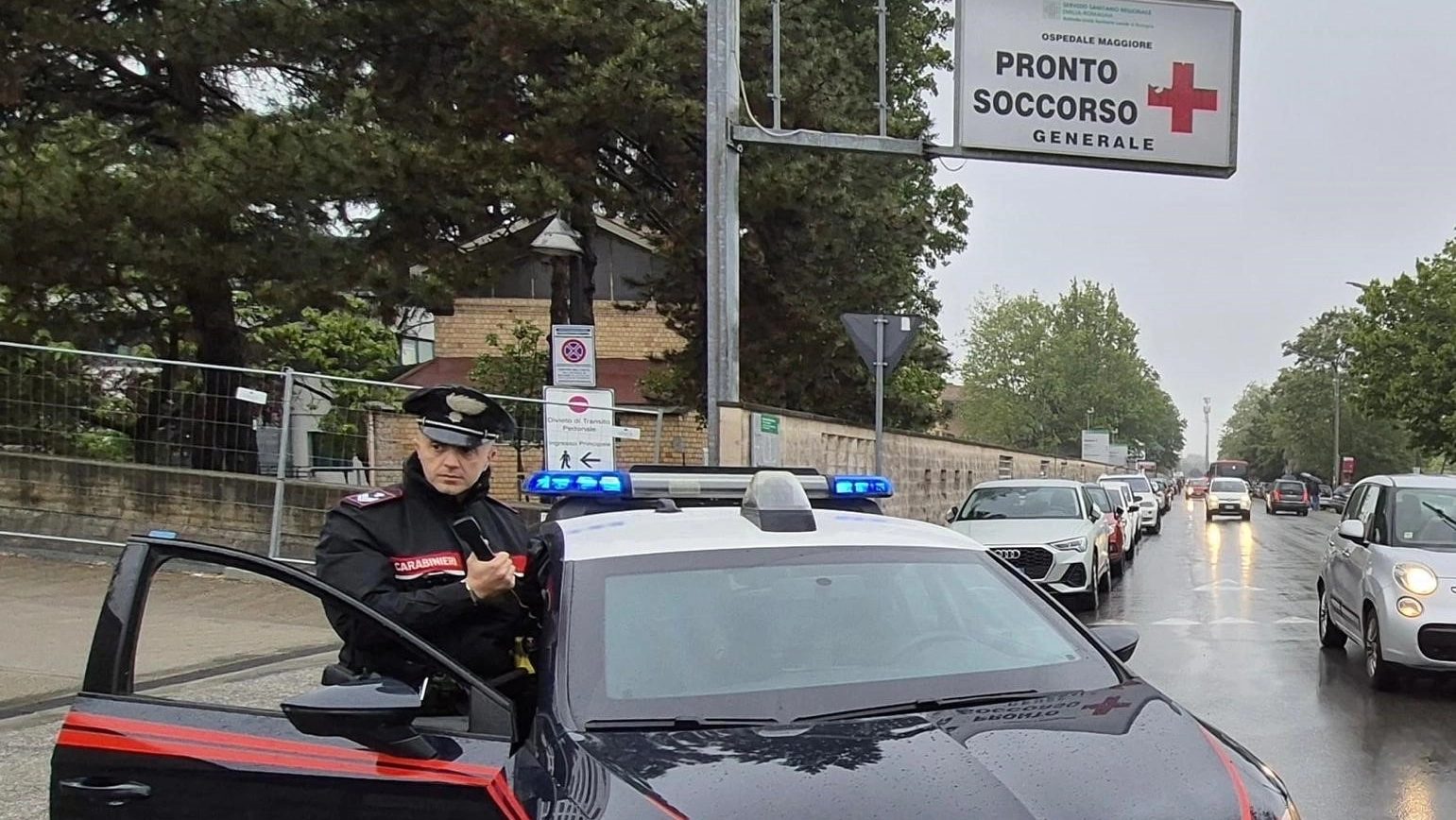 Caos all’ospedale Maggiore di Bologna, l'uomo ha anche tentato di sfilare la pistola d'ordinanza a uno dei vigilantes