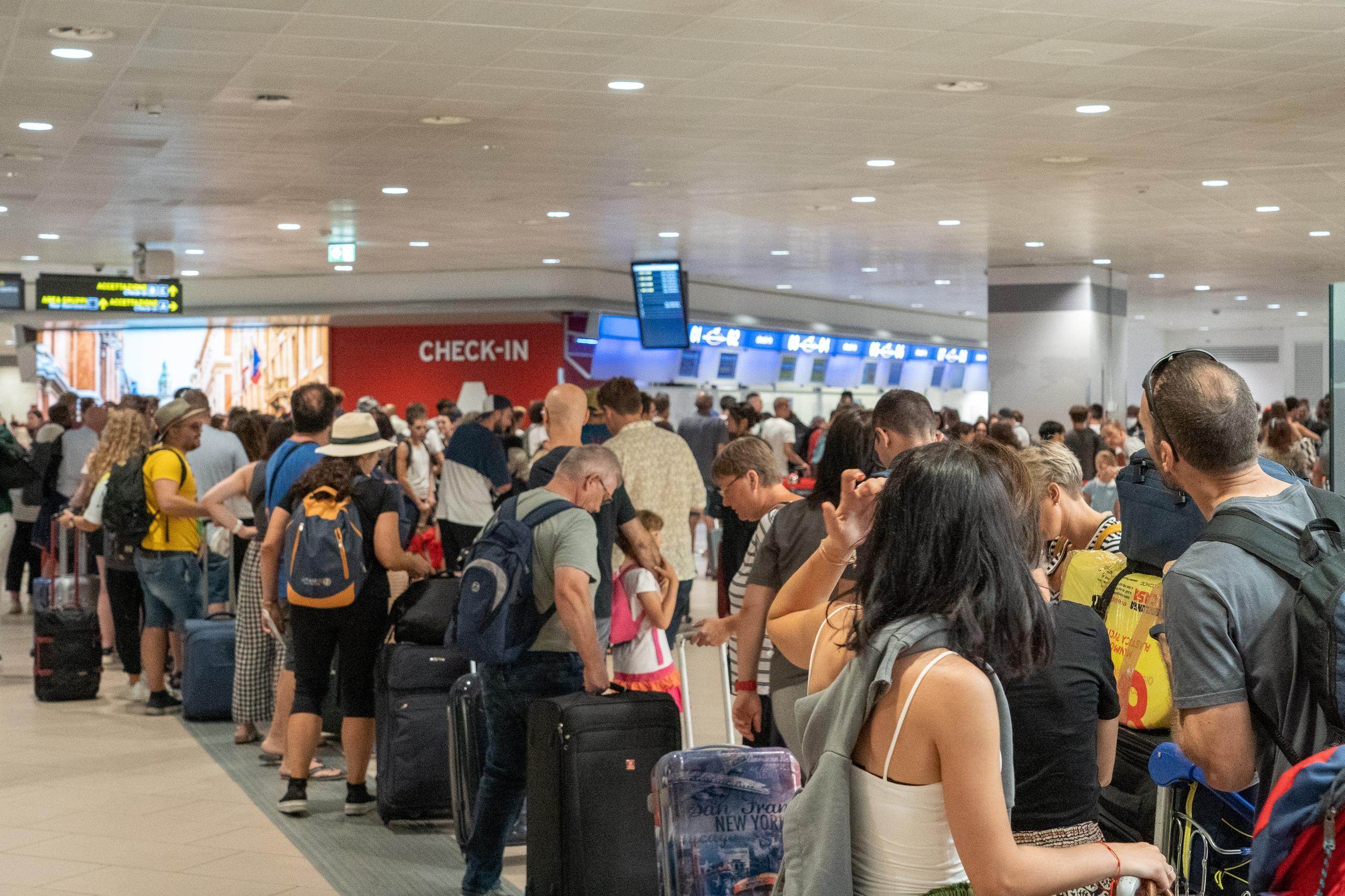 Prende di mira da mesi l’aeroporto di Bologna, rubati 800 euro: incastrato dalle telecamere