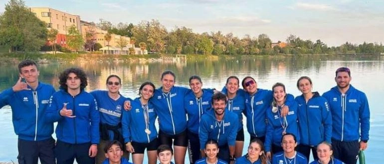 Il Canoa Club Ferrara ha ottenuto grandi successi al Campionato Regionale a Spresiano, con 5 titoli e 12 medaglie conquistate dai suoi atleti. Serena Boari e Sara Arkaxhiu si sono distinte, insieme ai più piccoli come Mattia Rizzieri e Pola Dianati.