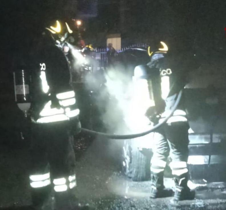 cadelbosco sopra due auto nel mirino del piromane