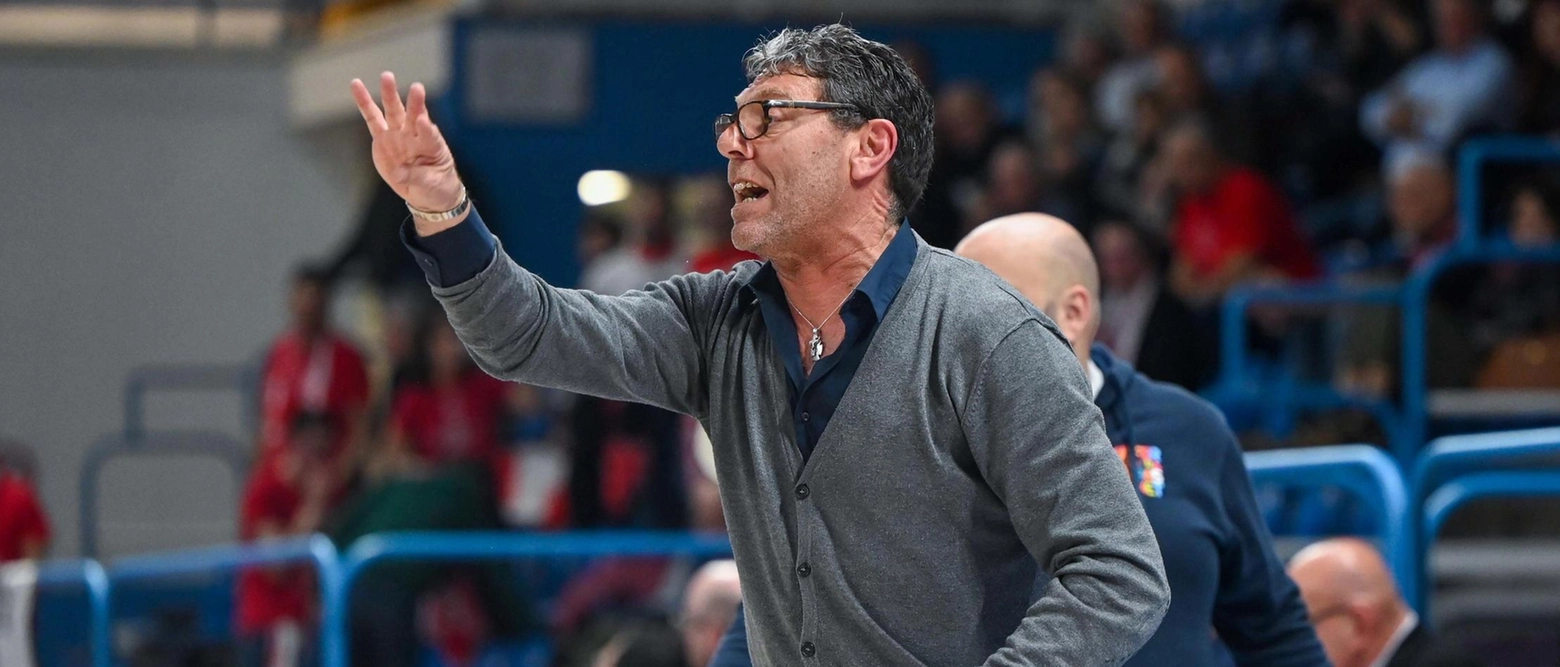 Ferrara Basket ipoteca i playoff con una vittoria decisiva a Pordenone, grazie a un terzo quarto dominante e una difesa solida. Il coach Benedetto guarda già alla terza posizione, puntando su prestazioni sempre più solide.