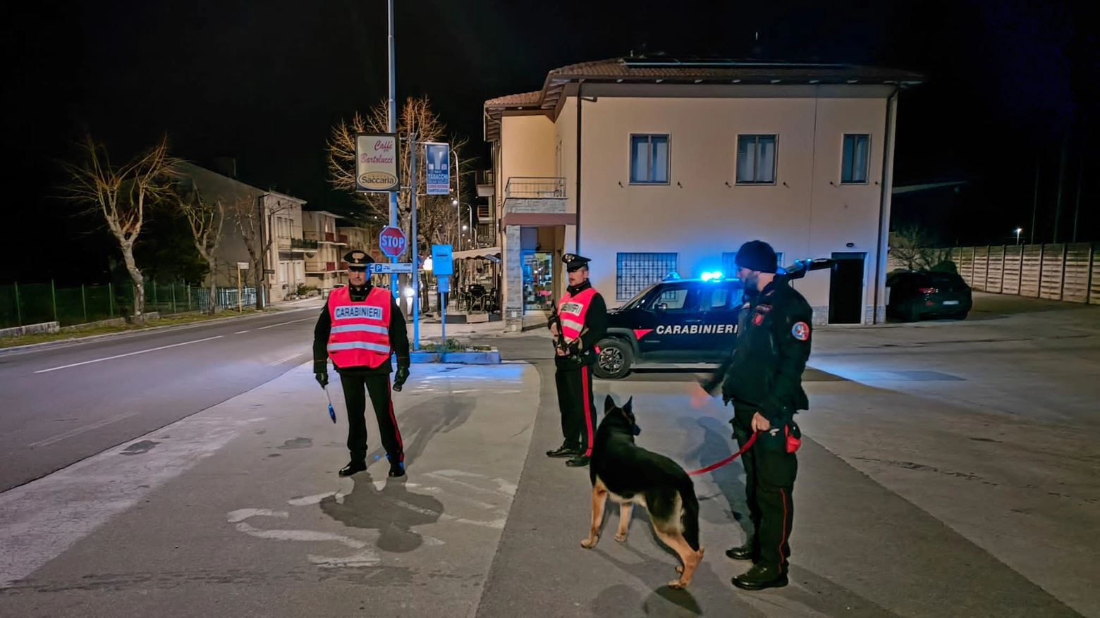 I carabinieri li hanno accompagnati al pronto soccorso e avviato le indagini. Il conducente dovrà anche sborsare 5.100 euro