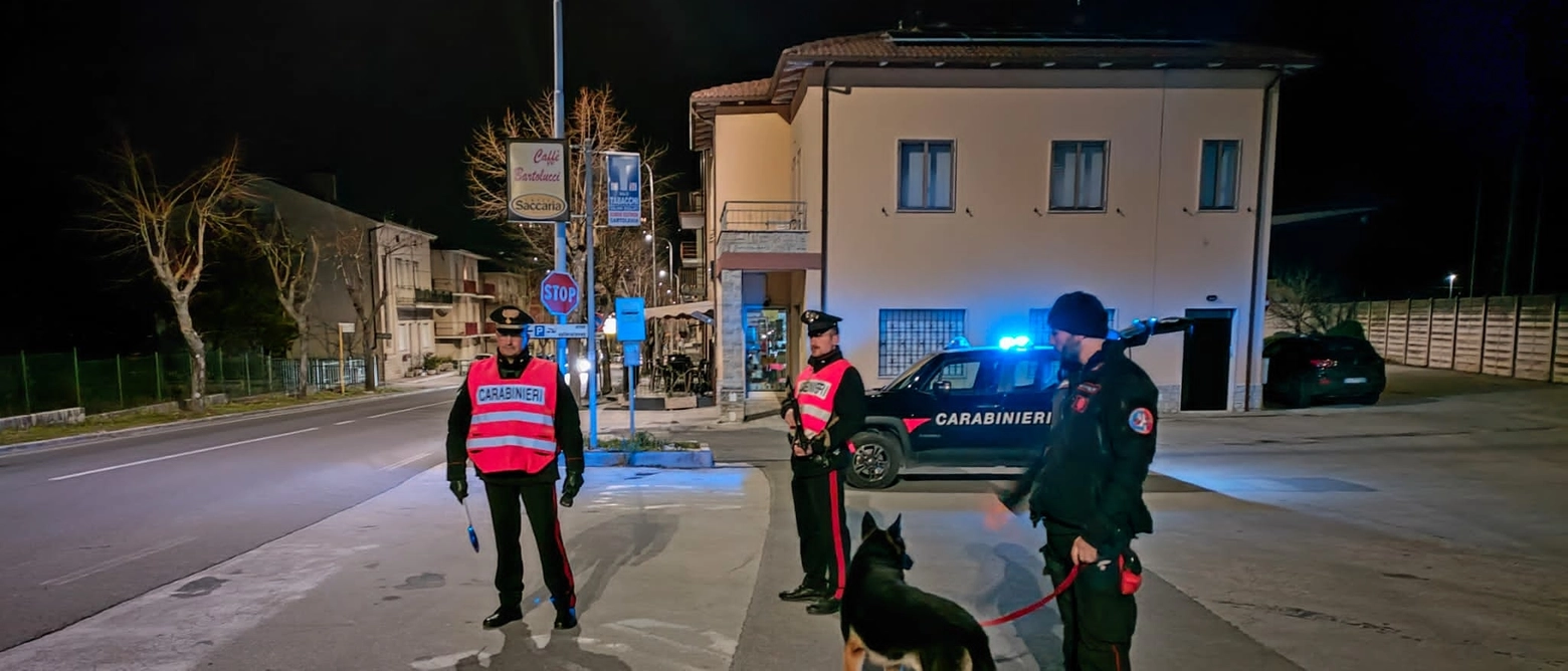I carabinieri li hanno accompagnati al pronto soccorso e avviato le indagini. Il conducente dovrà anche sborsare 5.100 euro