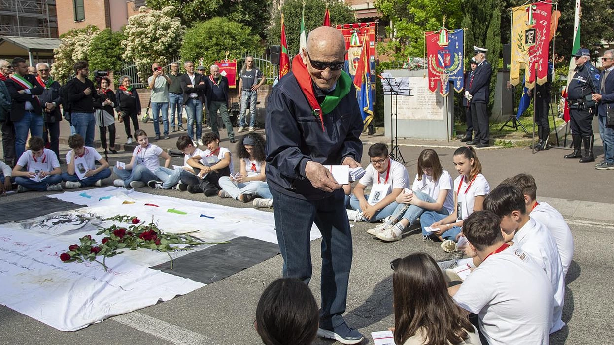 Ricordati i 16 martiri uccisi dalla brigata nera nel 1945. Presenti gli studenti. Il partigiano Gardi ha consegnato la Costituzione a ragazzi e ragazze. .