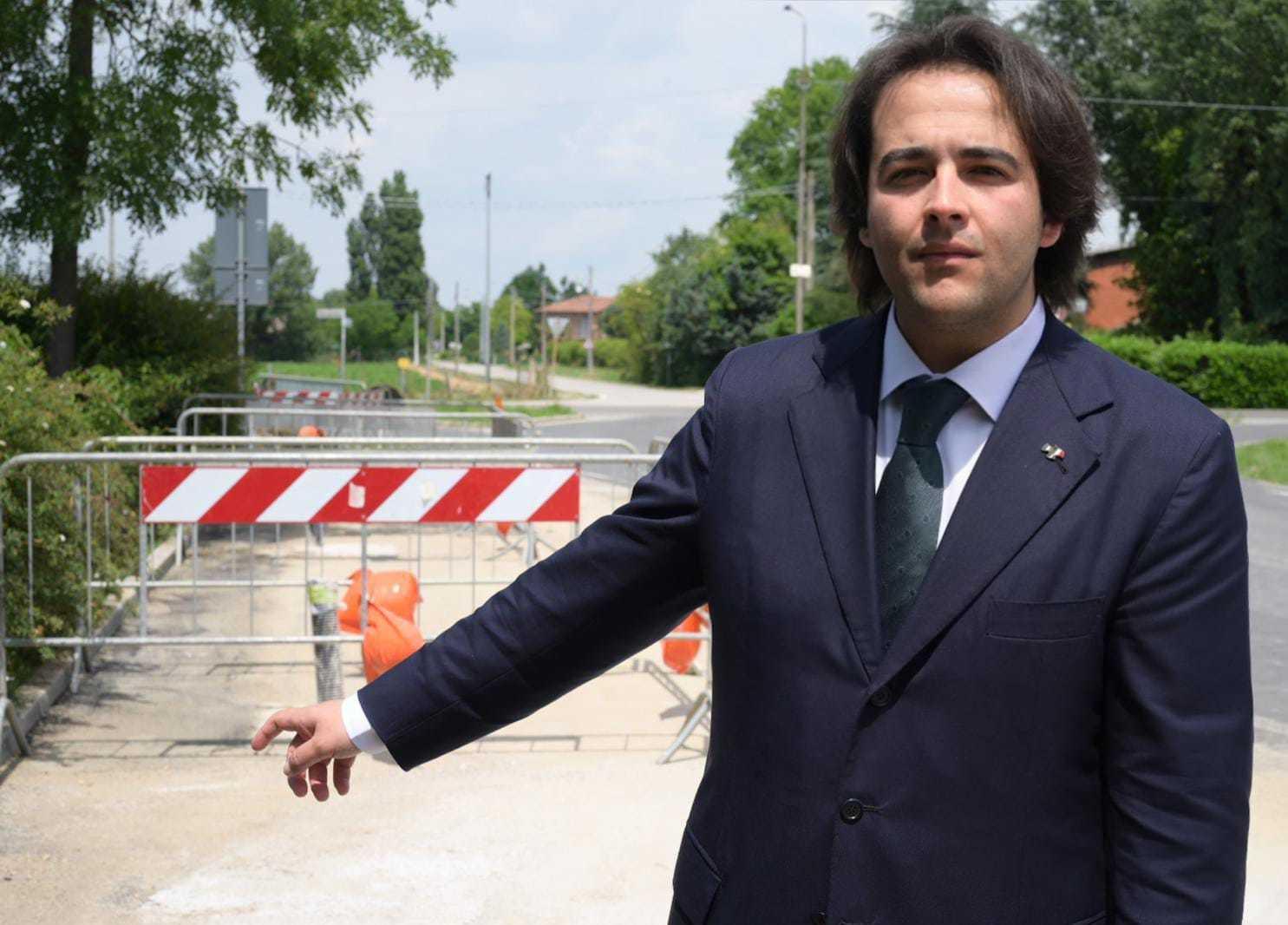 colonnine davanti alla farmacia a sesto la polemica è elettrica fdi tolti posti auto ai più fragili 