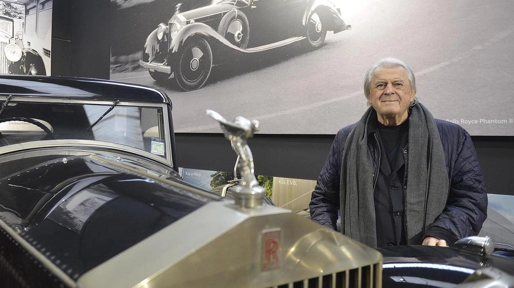 Galeazzo Boattini nel suo museo di auto d’epoca con una Rolls Royce degli anni ’30