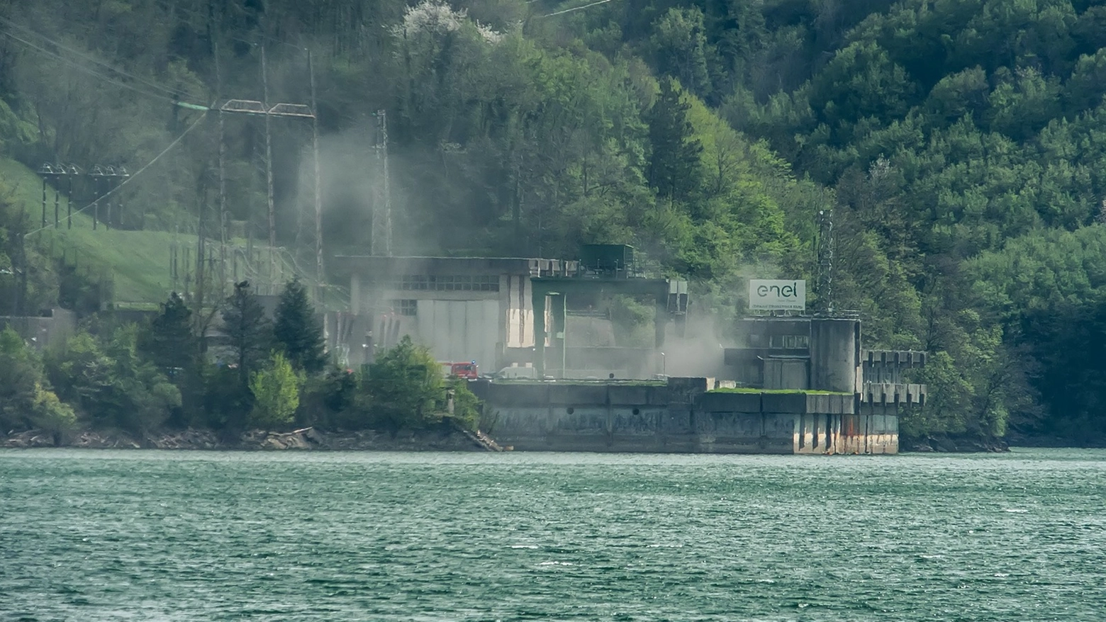 Il fumo sopra la centrale idroelettrica di Bargi, poco dopo l’esplosione di ieri