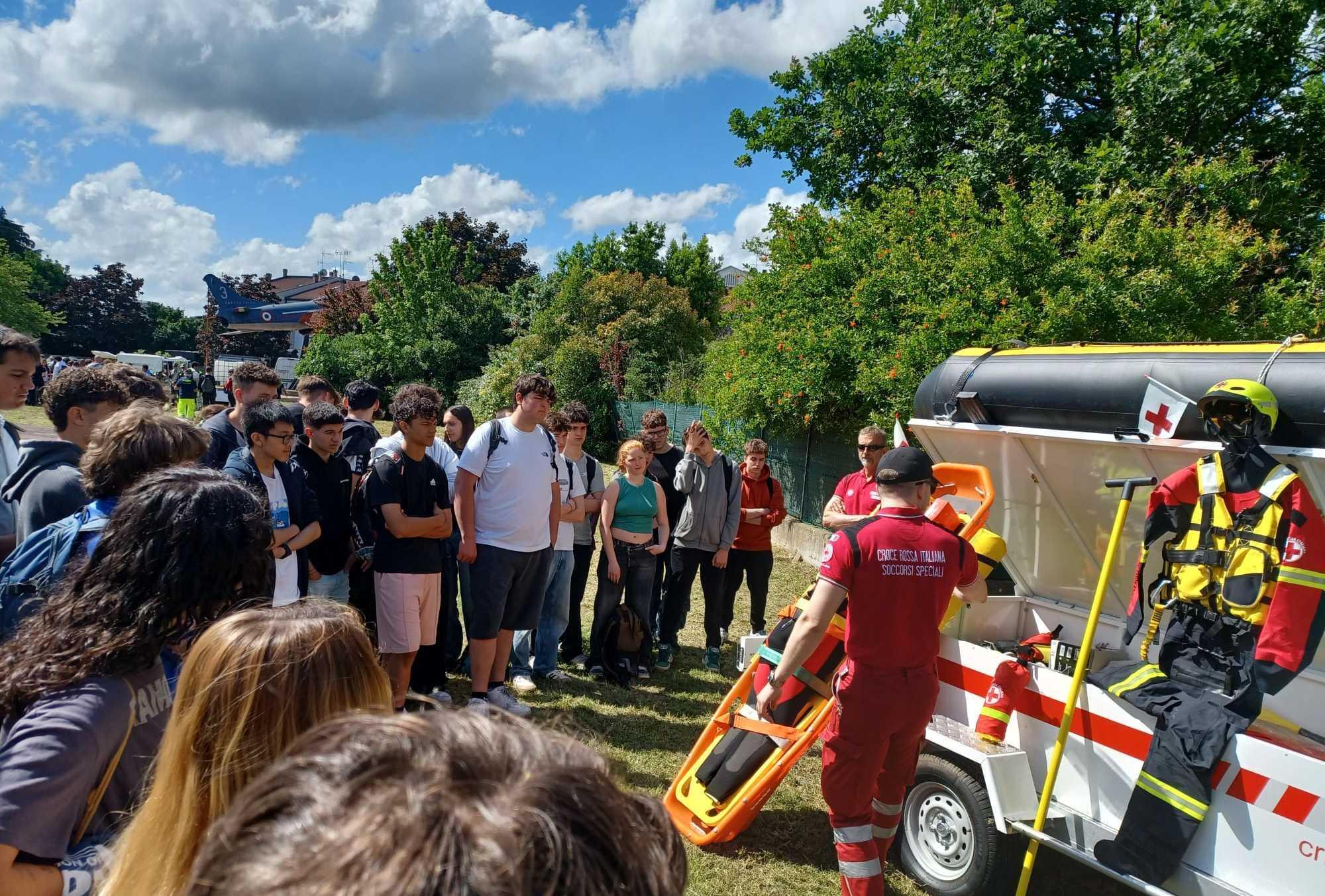 gli studenti del pascal comandini a lezione con la protezione civile