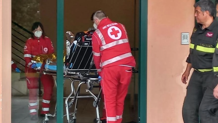 Un uomo sessantenne è stato salvato dai vicini di casa a Guastalla dopo essere rimasto bloccato sul pavimento per ore. Soccorso da carabinieri, vigili del fuoco e ambulanza, è stato portato in ospedale in condizioni di profondo choc ma non in pericolo di vita.