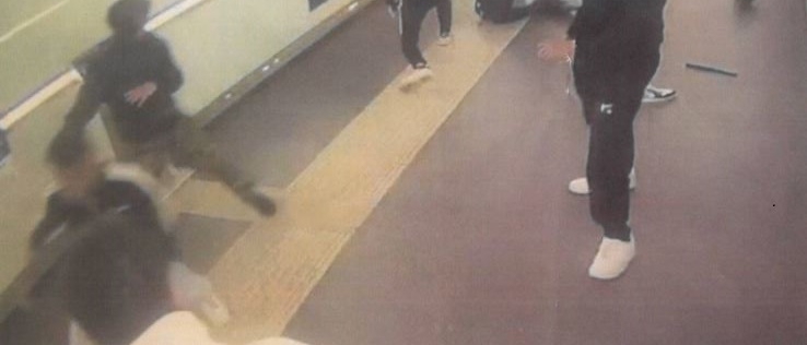 Spedizione punitiva in stazione con bastoni e sfollagente: picchiato un 19enne
